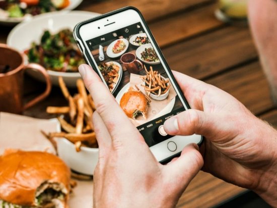 Mężczyzna robi zdjęcie jedzenia na Instagram
